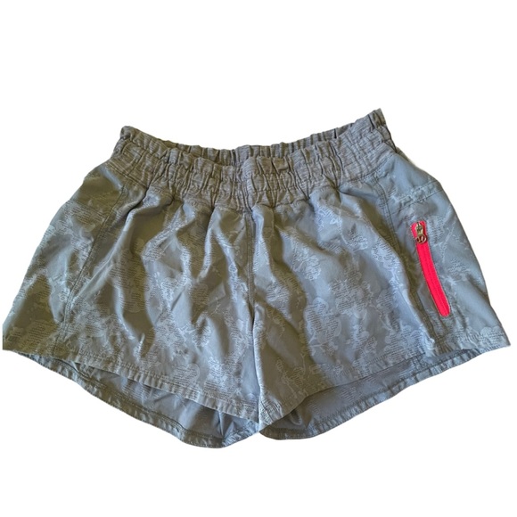 Lululemon Run: Tracker Short II Fossil Sz 6 - Picture 3 of 6